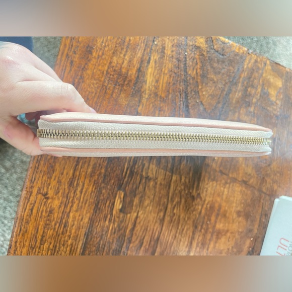 Authentic BURBERRY Grainy Calfskin Logo Embossed Zip Wallet - Picture 7 of 10